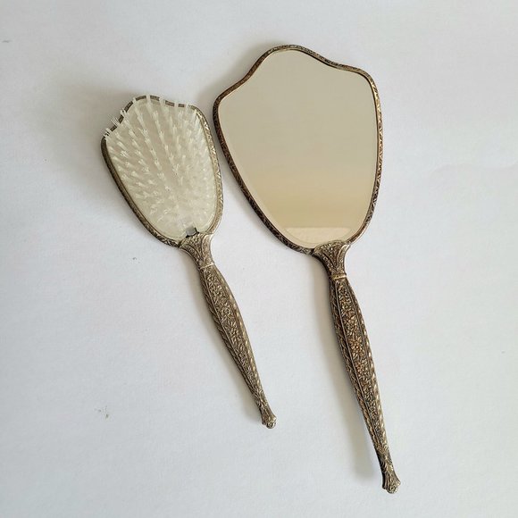 Vintage hand mirror with and hair brash. Vanity set. Made in USA. - Picture 7 of 11